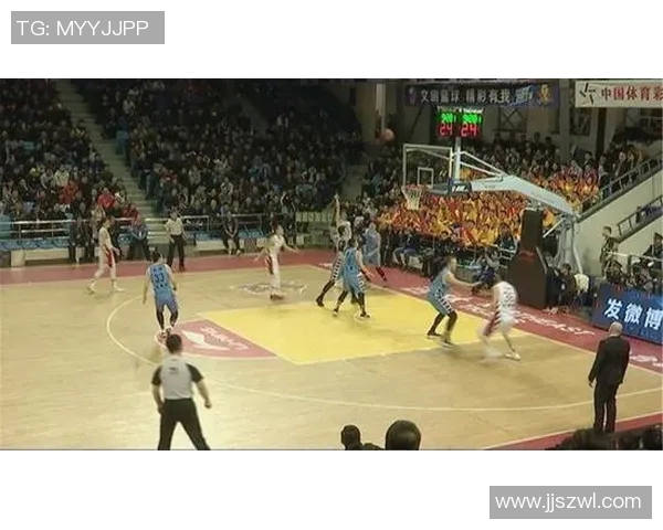 镜头捕捉：篮球八卦赛场小动作引发热议